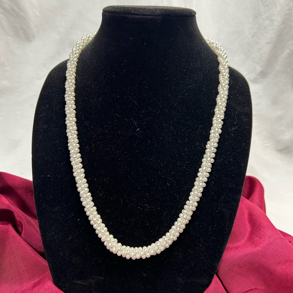 Vintage Elegant White Faux Pearl Necklace